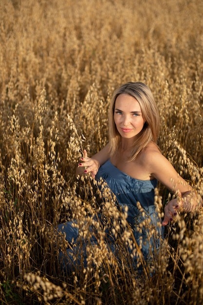 Fille ukrainienne dans un champ de blé