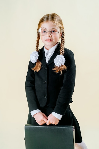 Fille en uniforme d'école. écolière pense à étudier