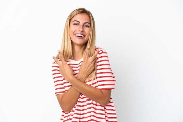 Photo fille uruguayenne blonde isolée sur fond blanc souriant et montrant le signe de la victoire