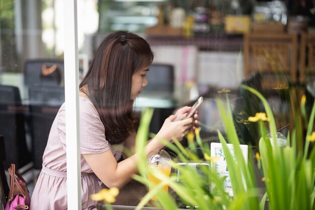 fille en utilisant mobile dans le café