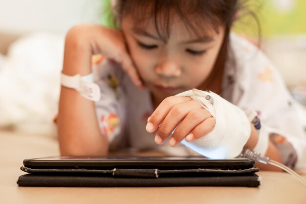Fille utilisant une tablette numérique à la maison