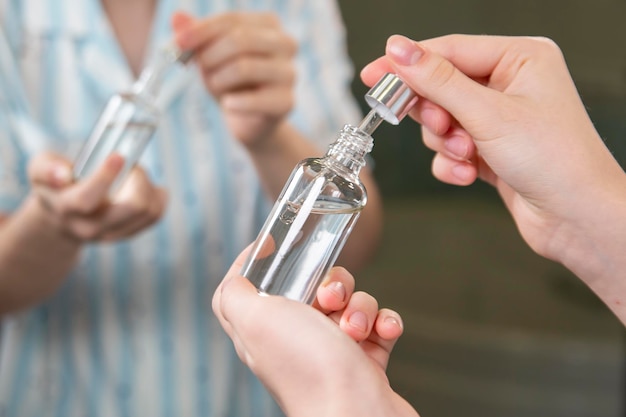 La fille utilise un sérum cosmétique pour les soins de la peau. Prendre soin de la santé et de la beauté de la peau.