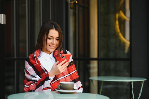 Photo fille utilise ta pause au travail pour boire un café et discuter