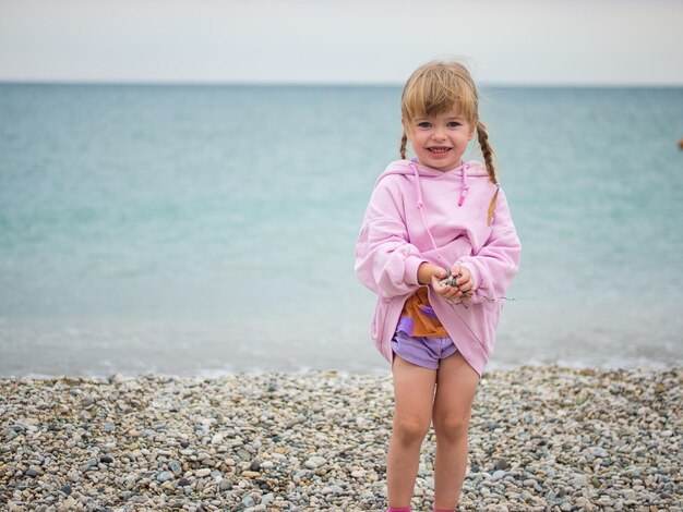 Une fille en vacances sur la plage.