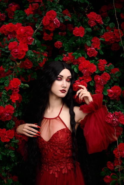 Fille vampire sur fond de roses rouges