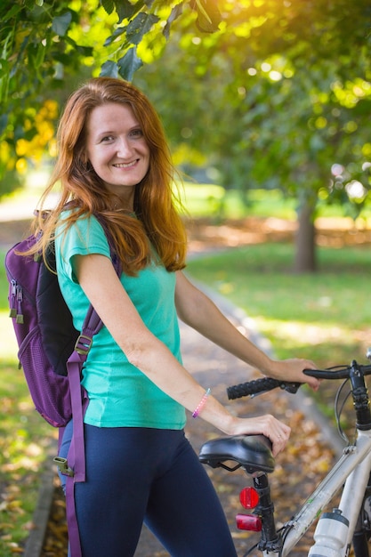 Fille à vélo dans le parc