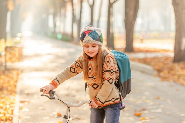 Fille de vélo à l'école