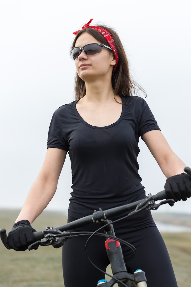 Photo fille sur un vélo de montagne sur tout-terrain beau portrait d'un cycliste par temps de pluie