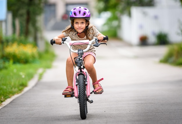 Photo une fille à vélo sur la route