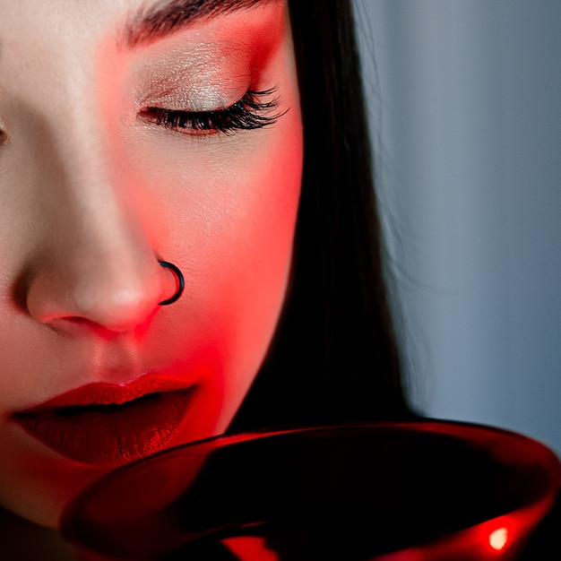 Fille avec un verre rouge. boire un cocktail.