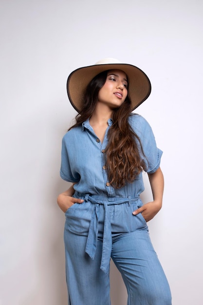 Fille avec des vêtements d'été cool et un chapeau de paille