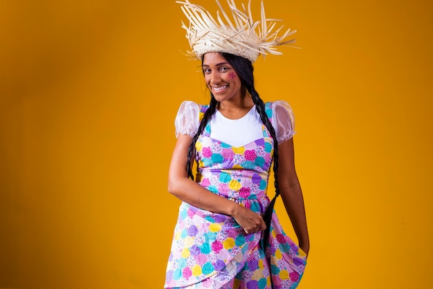 Fille vêtue de vêtements typiques pour la danse brésilienne de la fête de juin