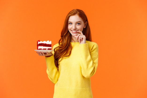 La fille veut partager son gâteau avec un être cher. Romantique idiot mignon petite amie brink morceau dessert