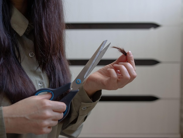 la fille veut se couper les cheveux