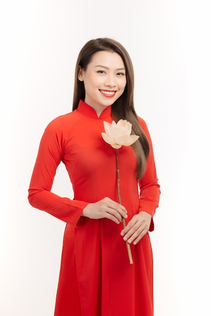 Fille vietnamienne tenant une fleur de lotus, l'Ao dai est un costume traditionnel de femme vietnamienne