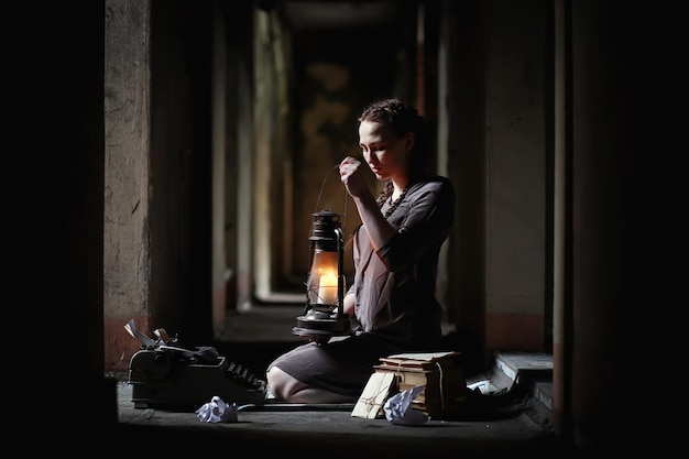 Une fille avec de vieux livres dans la vieille maison