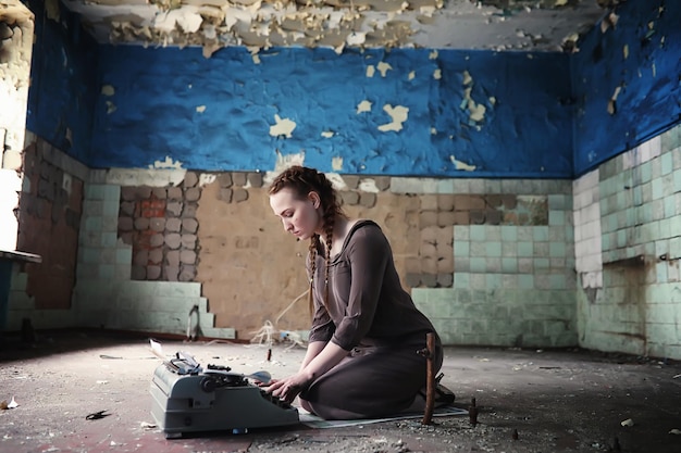 Une fille avec de vieux livres dans la vieille maison