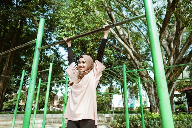 Photo une fille en voile faisant tirer vers le haut pour améliorer la capacité pulmonaire et perdre du poids en faisant de l'exercice à l'extérieur dans le parc