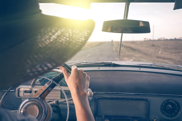 Fille en voiture rétro