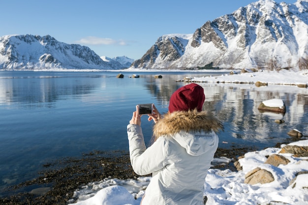 La fille voyage autour des îles Lofoten et prend des photos à l'appareil photo. beau paysage norvégien. Norvège