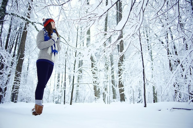 Photo fille de voyage d'hiver dans la forêt