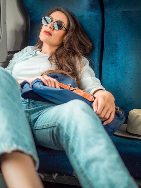 Fille voyageant seule dans un train