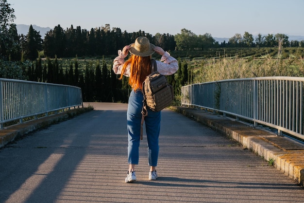 Fille de voyageur avec chapeau de paille