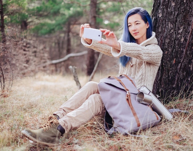 Fille de voyageur faisant selfie