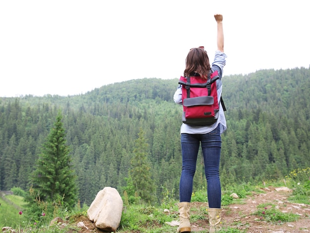 Fille de voyageur heureux en forêt