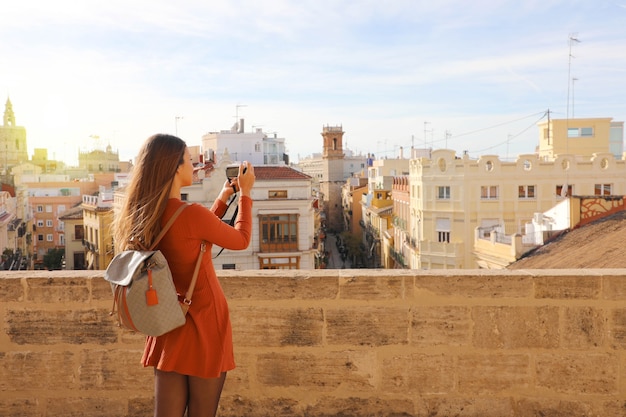 Fille de voyageur prenant une photo de la terrasse du paysage urbain de Valence, Espagne