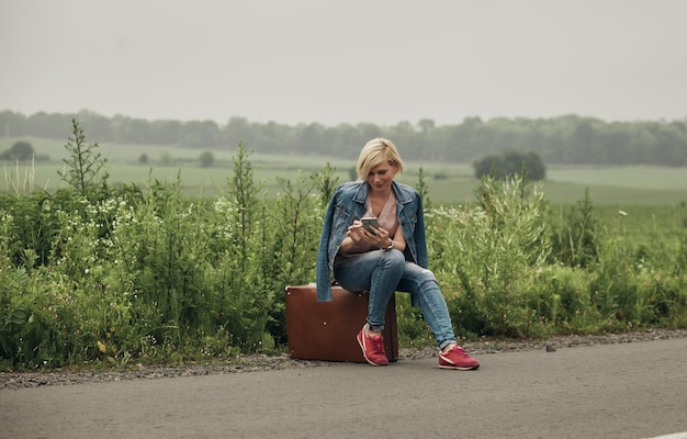 Fille de voyageur sur la route. Concept de voyage, vacances, tourisme solo féminin, voyage, aventure.