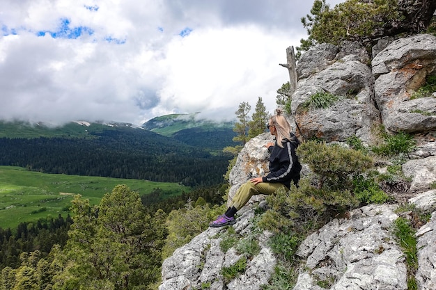 Une fille avec vue sur les prairies alpines Le plateau de LagoNaki à Adygea Russie 2021