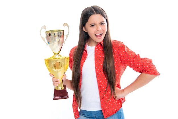 Fille avec win cup Teen tenant un trophée Kid enfant gagnant a remporté le concours célébrant le succès et