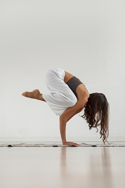 Fille de yoga La fille se tient sur ses mains