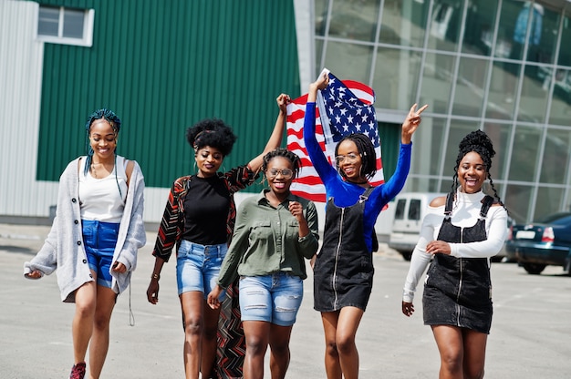 filles afro-américaines avec drapeau américain en mains