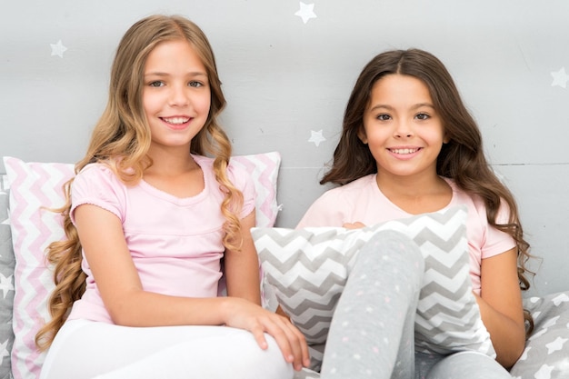 Filles d'âmes sœurs s'amusant à l'intérieur de la chambre Meilleurs amis pour toujours Concept d'amitié d'enfance Filles meilleures amies soirée pyjama fête domestique Loisirs féminins Temps de soirée pyjama pour une histoire de potins amusante