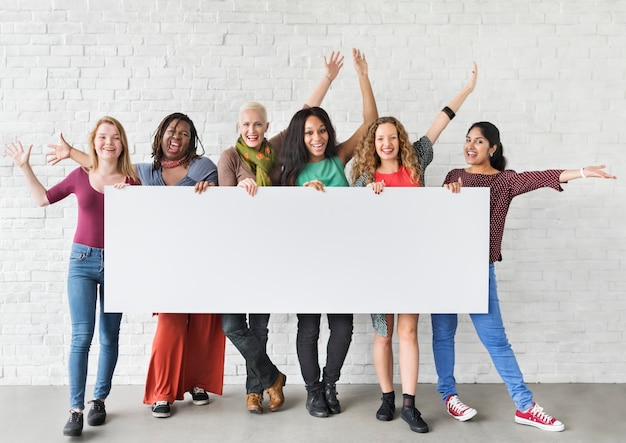 Filles amitié bras levé