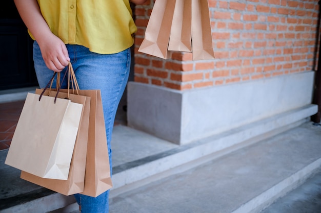 Filles asiatiques tenant des sacs de vente. concept de mode de vie de consommation dans le centre commercial.