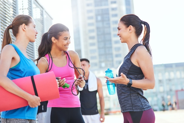 Filles assez sportives discutant après l'entraînement