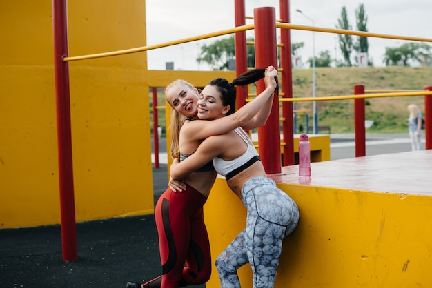 Des filles athlétiques et sexy font du sport en plein air. Fitness, mode de vie sain