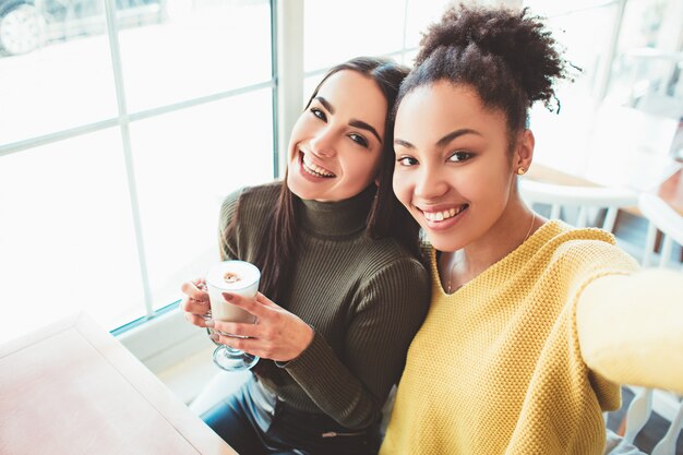 Filles au café avec café