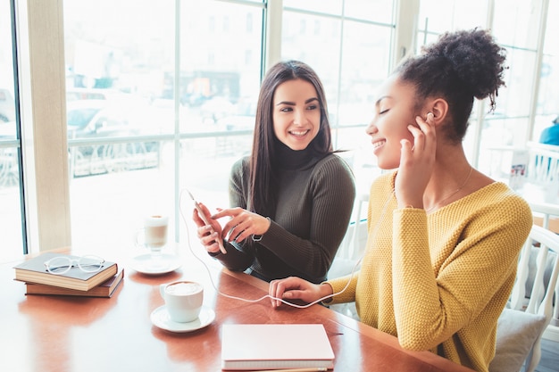 Filles au café