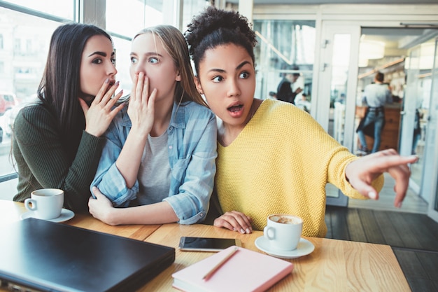 Filles au café