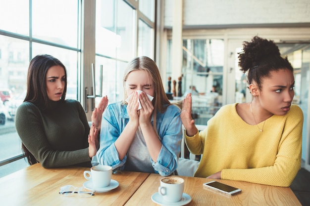 Filles au café