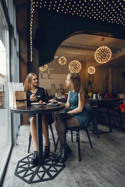 filles au restaurant