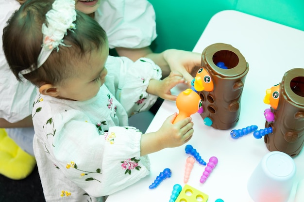 Photo filles en bas âge jouant des jouets à la maternelle