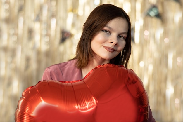 Filles de beauté saint valentin avec des ballons à air en forme de coeur rouge s'amusant fête d'anniversaire