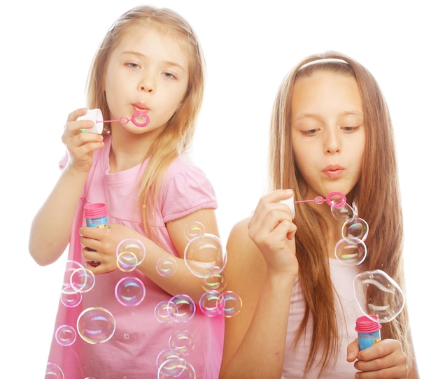 Filles avec des bulles de savon