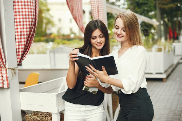 Filles avec carnet