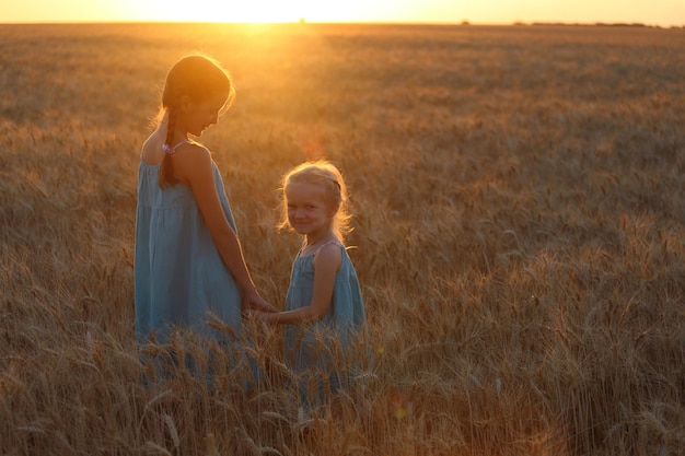 Filles sur un champ de blé